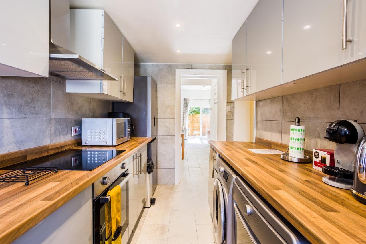 4 Bedroom House With Garden, Parking & 3 Mins Walking Distance From Train Station ลอนดอน ภายนอก รูปภาพ