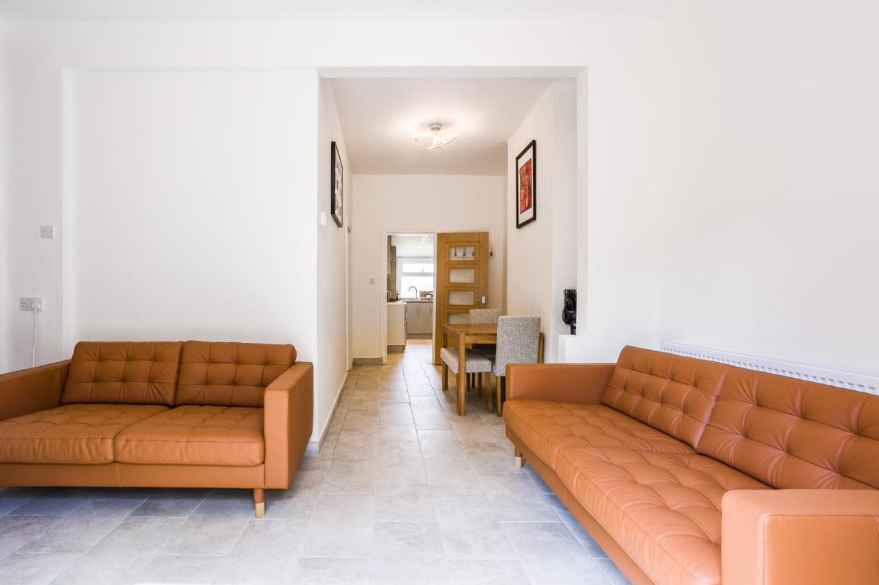 4 Bedroom House With Garden, Parking & 3 Mins Walking Distance From Train Station ลอนดอน ภายนอก รูปภาพ