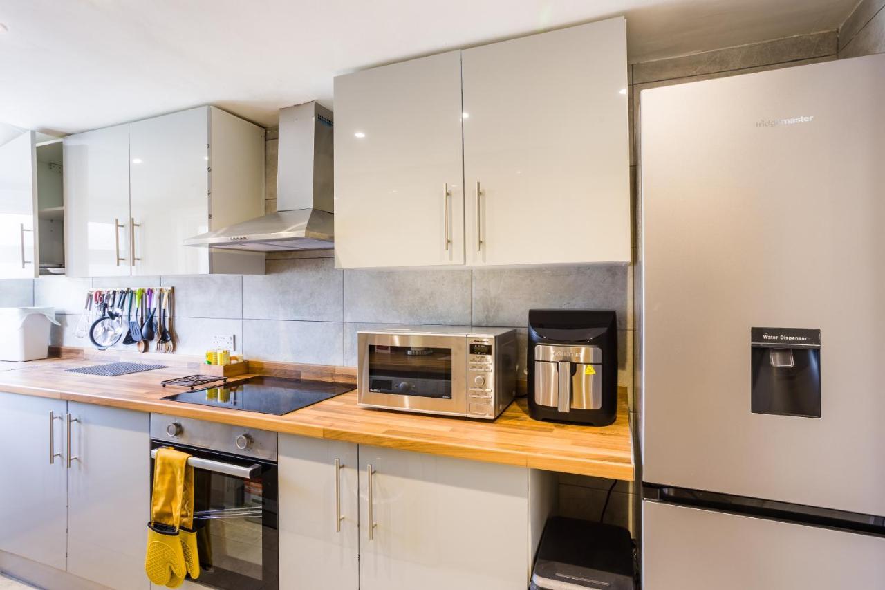 4 Bedroom House With Garden, Parking & 3 Mins Walking Distance From Train Station ลอนดอน ภายนอก รูปภาพ