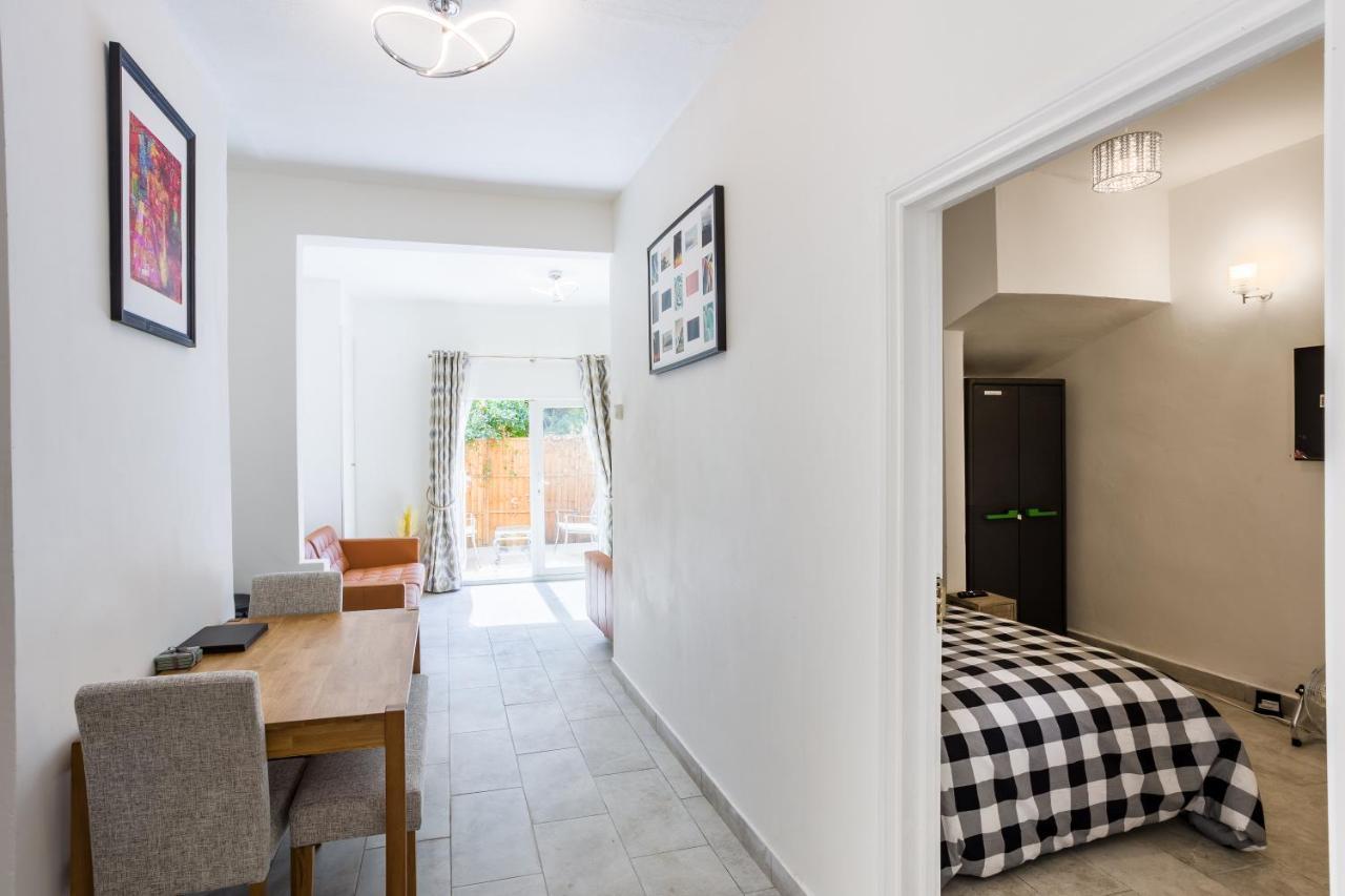 4 Bedroom House With Garden, Parking & 3 Mins Walking Distance From Train Station ลอนดอน ภายนอก รูปภาพ