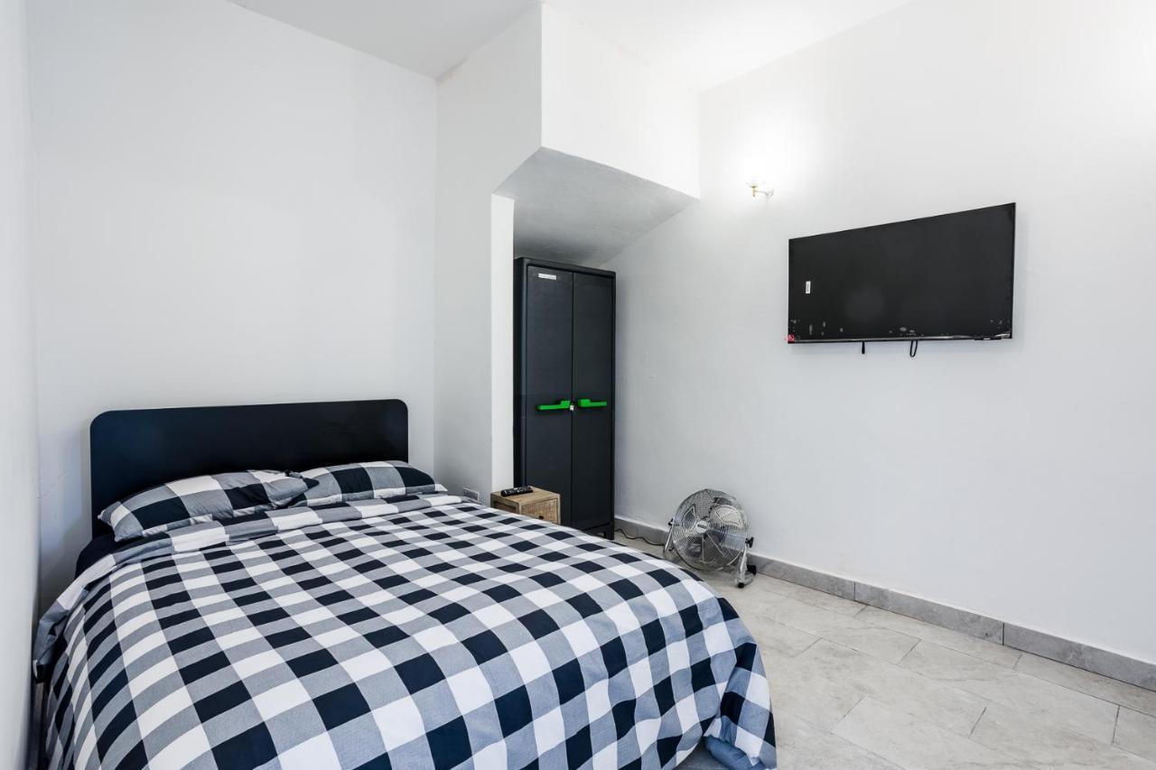 4 Bedroom House With Garden, Parking & 3 Mins Walking Distance From Train Station ลอนดอน ภายนอก รูปภาพ